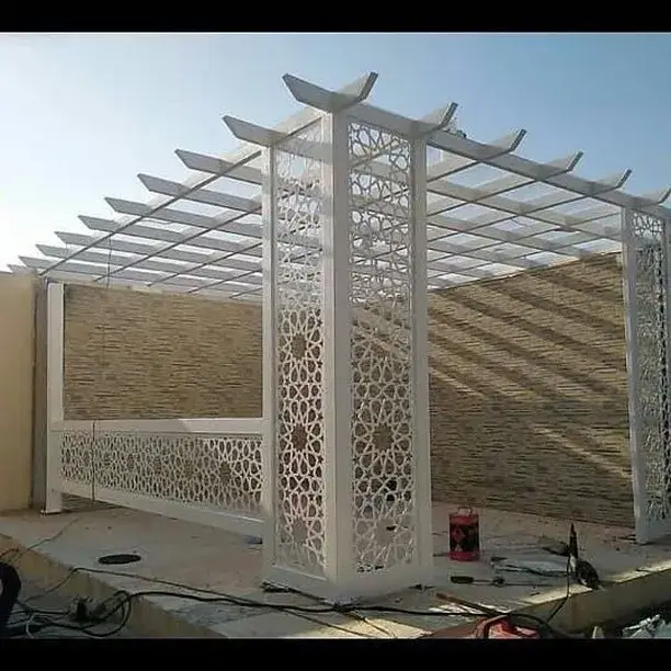 Romantična bela cnc pergola sa zasencima i drvenim krovom.