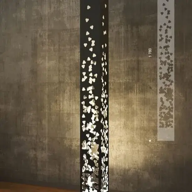 Visoka cnc lampa za dnevni boravak ili poslovni prostor sa zanimljivim šarama.