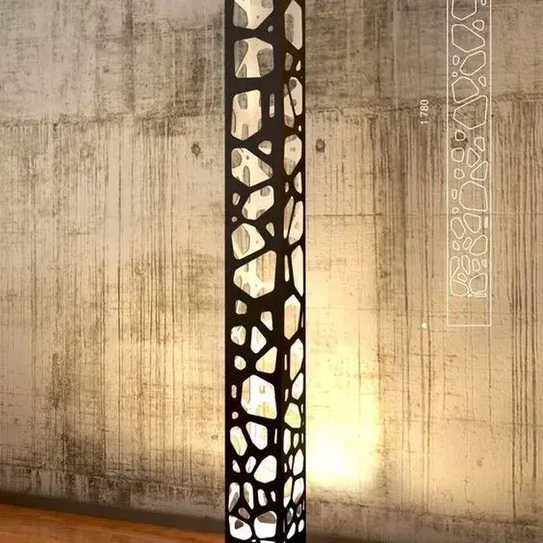 Visoka crna cnc laser lampa sa šarama.