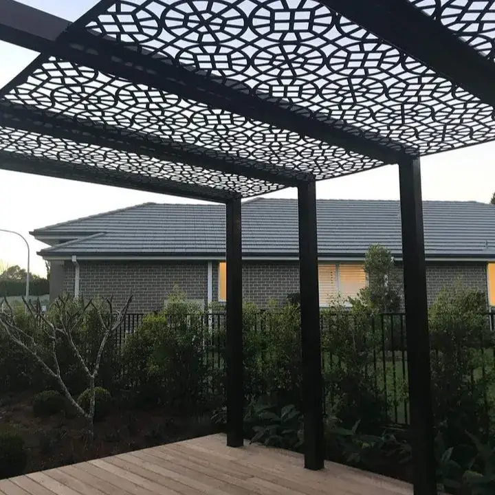 Crna CNC laser pergola sa šarama na krovu.