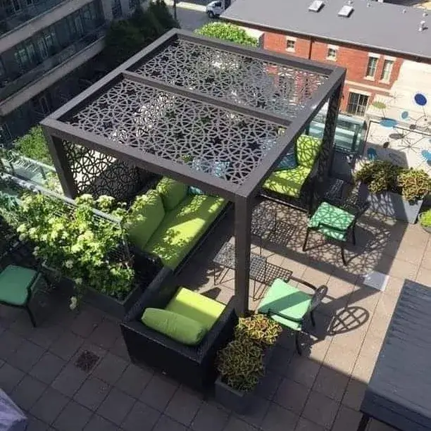 Crna CNC laserski sečena pergola sa zasenkom i krovom sa šarama.