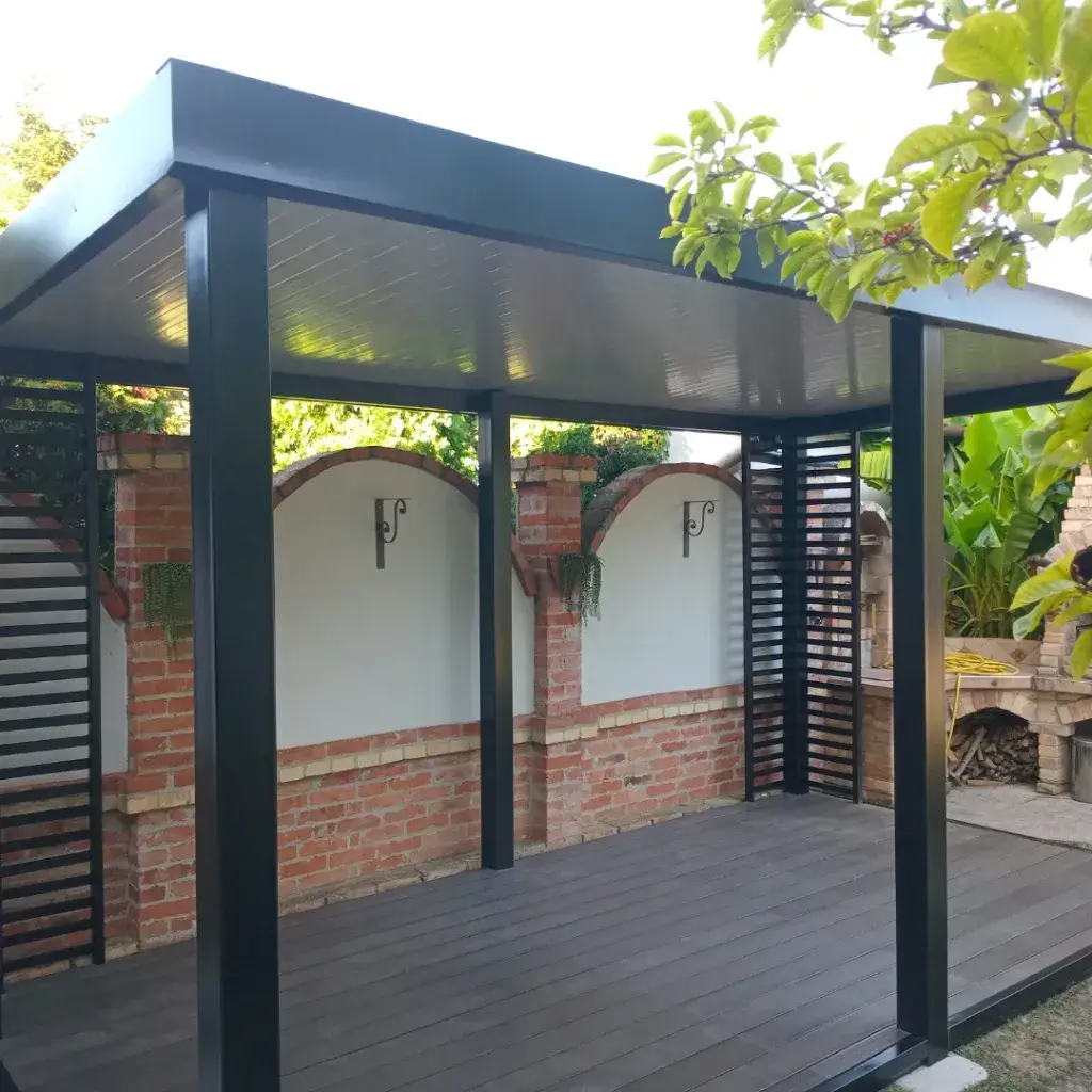 WPC deking pod pergola sa sendvič panelima i metalnom konstrukcijom u Bečeju.