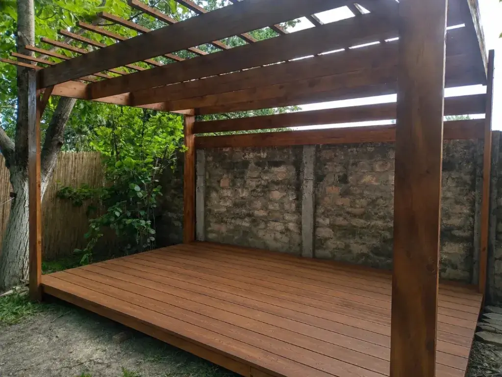 Drvena pergola od orahovog drveta.
