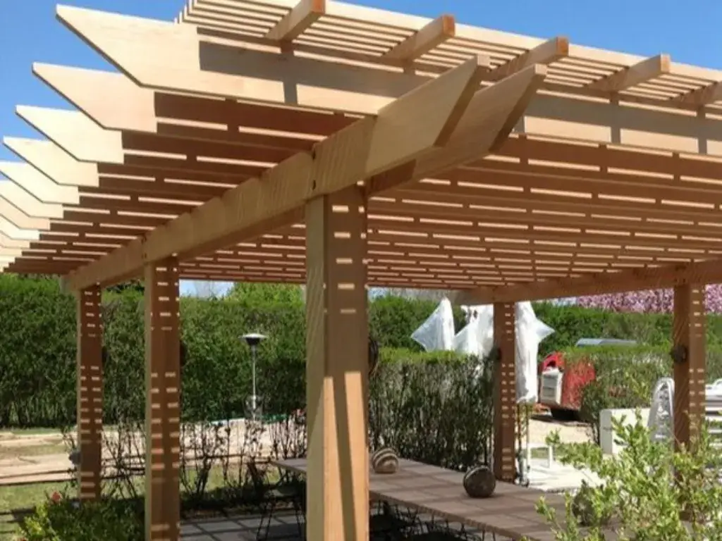 Drvena pergola od svetlog drveta