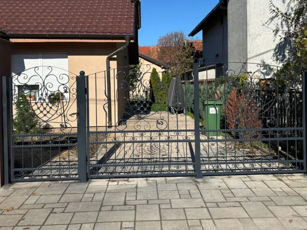 Kovana kapija u Novom Sadu.