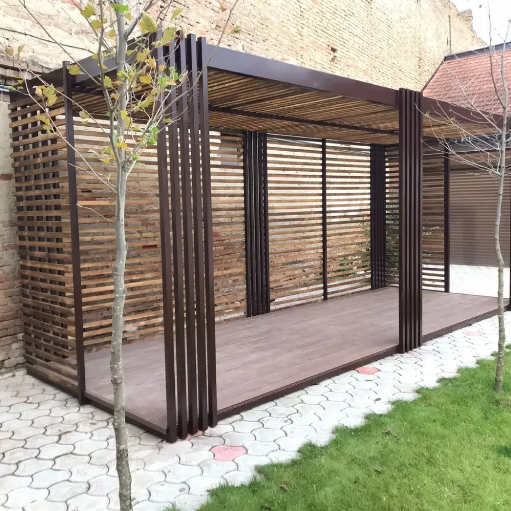 Drvo metal pergola braon boje sa zasencima.