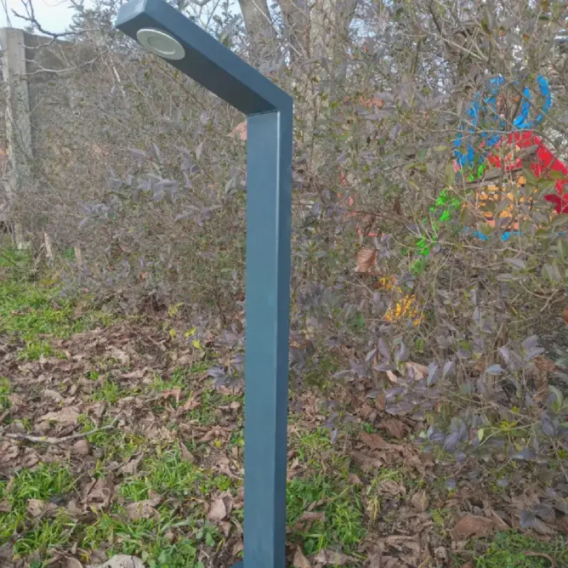 Moderna metalna baštenska svetiljka