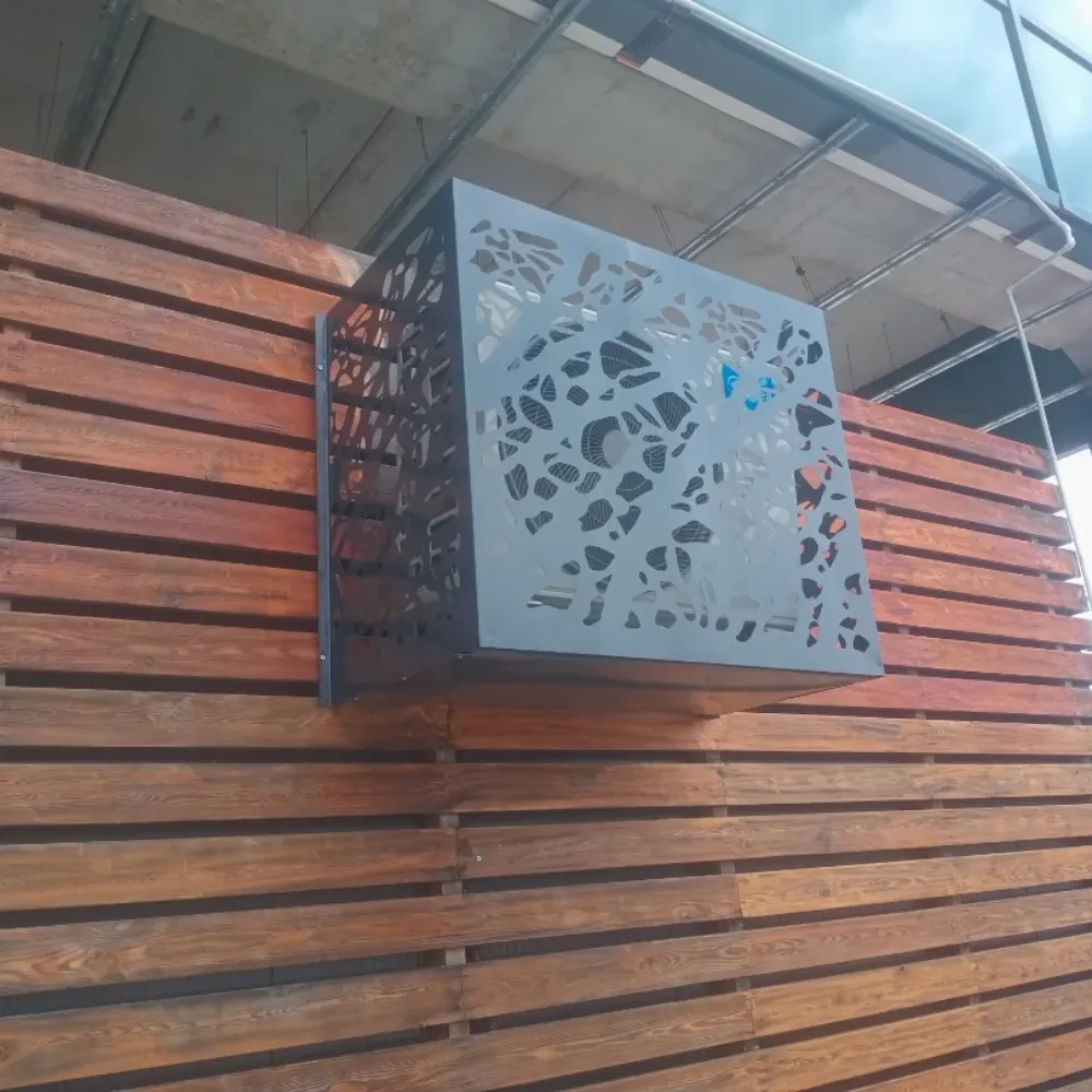CNC laserski sečena maska za klimu na drvenim letvicama na zidu.