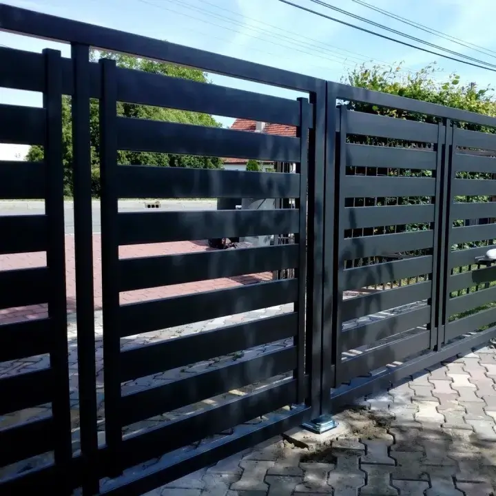 Dvokrilna metalna kapija sa horizontalnim i vertikalnim šarama.