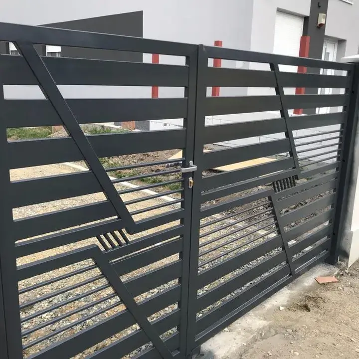 Crna moderna metalna kapija sa horizontalnim šarama.