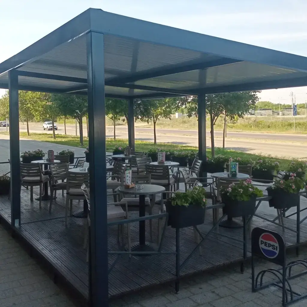 Nadstrešnica za kafe u Novom Sadu sa ravnim krovom od sendvič panela i metalnom konstrukcijom.