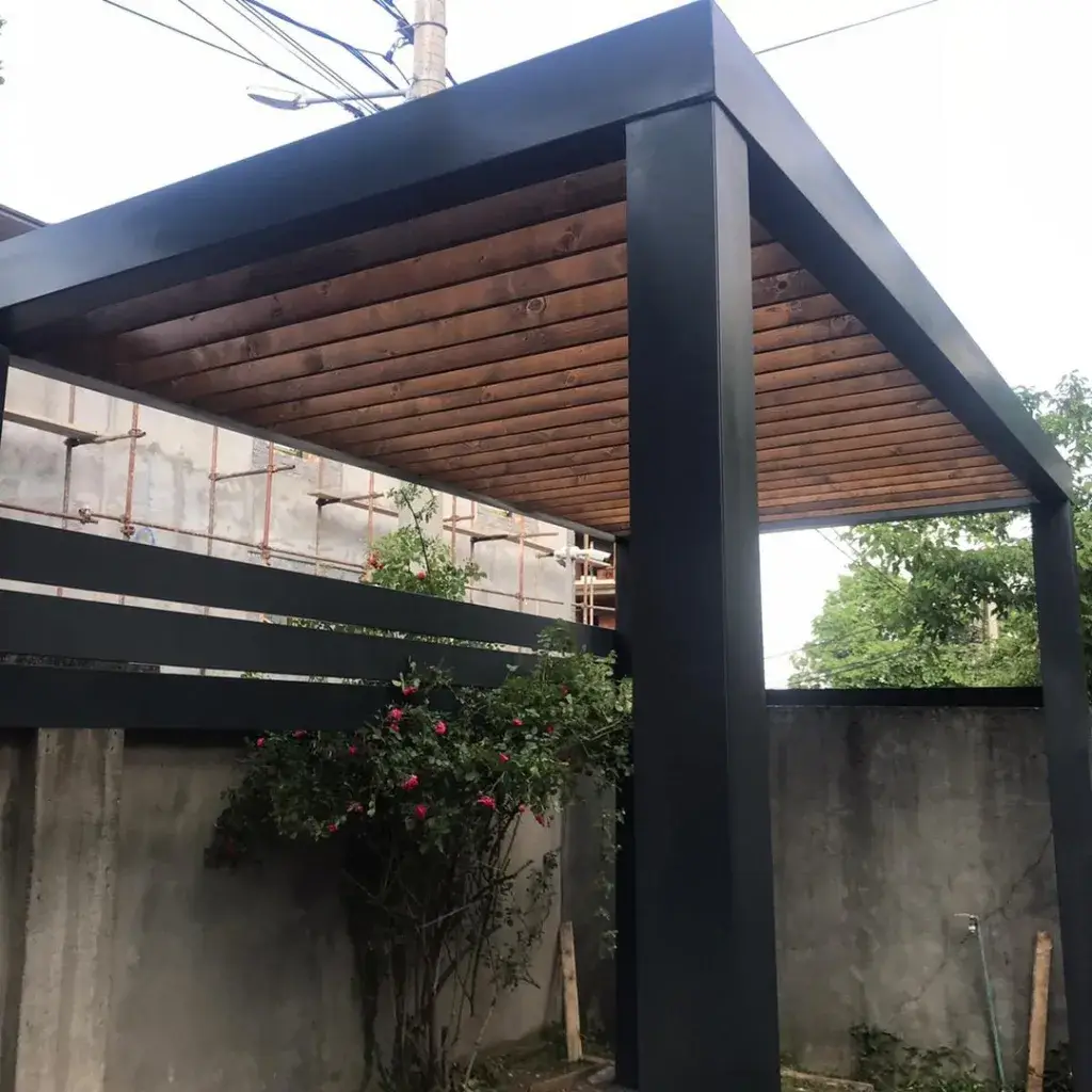 Pergola sa metalnom konstrukcijom i drvenim krovom.