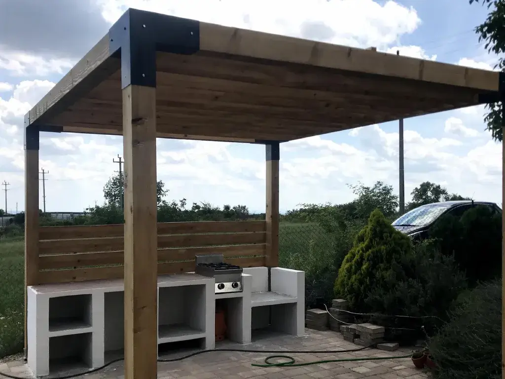 Drvena pergola od svetlog drveta sa zasenkom