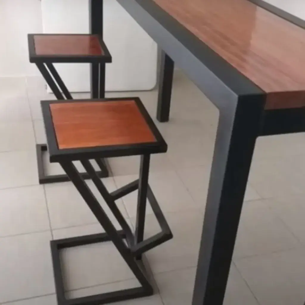 Šank i dve stolice sa metalnom konstrukcijom i lakiranim punim drvetom tople crvenskaste boje.