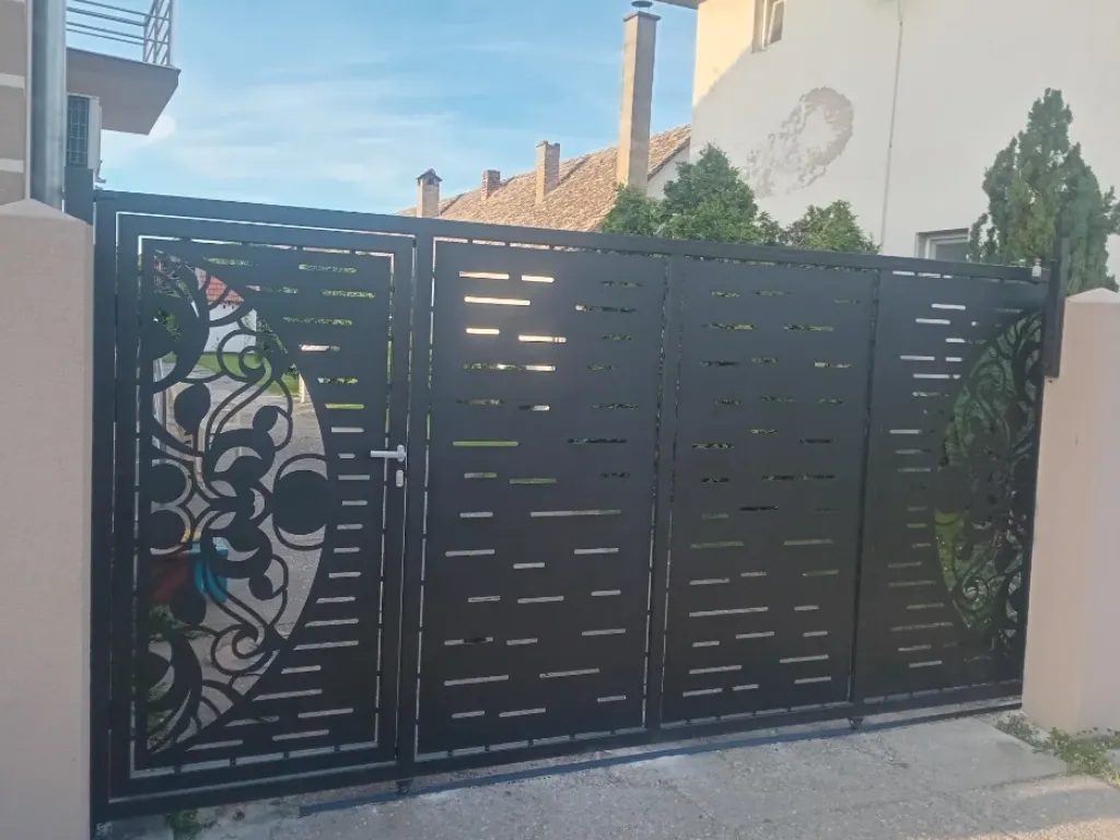 Crna CNC laserski sečena kapija.