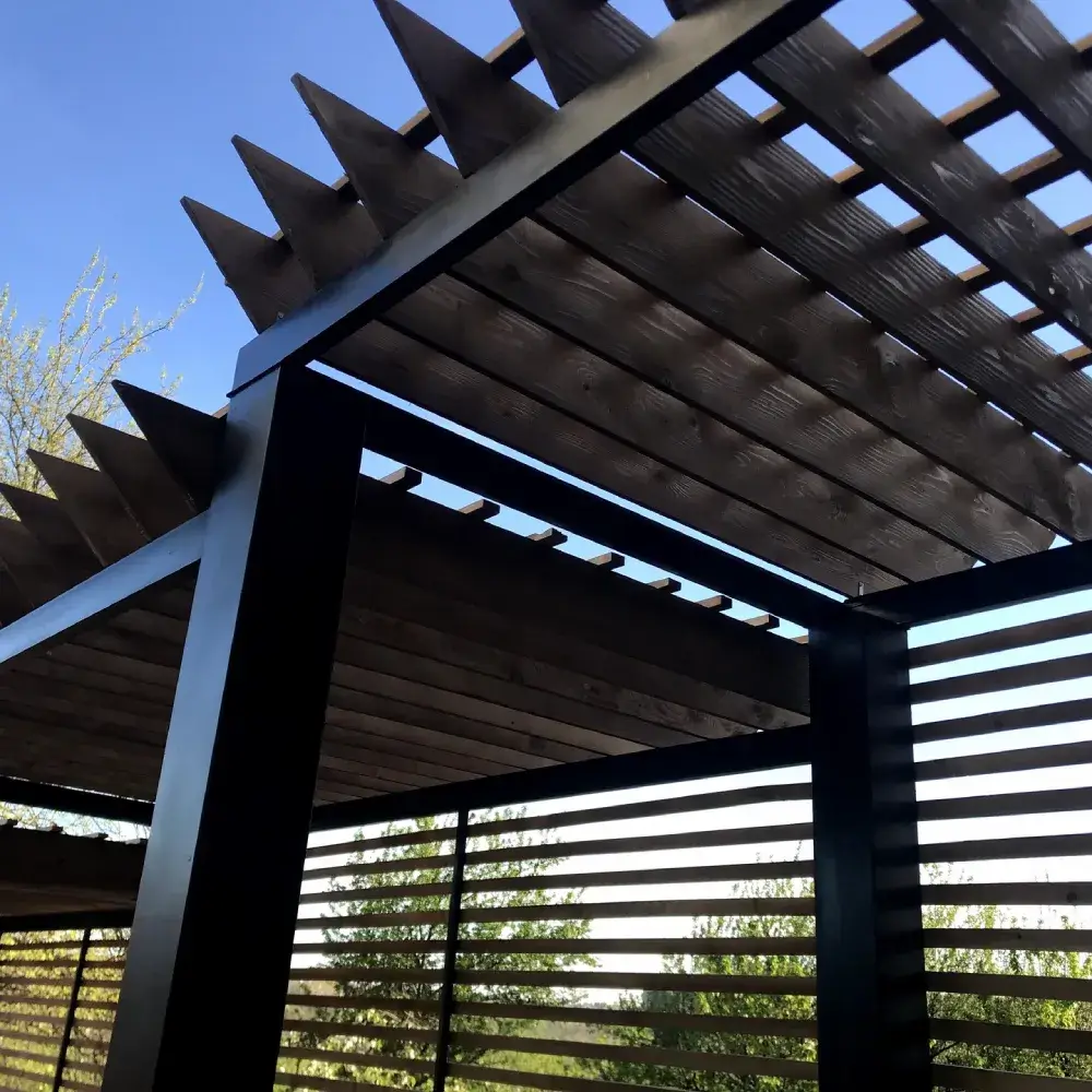 Pergola metal-drvo sa zasencima.